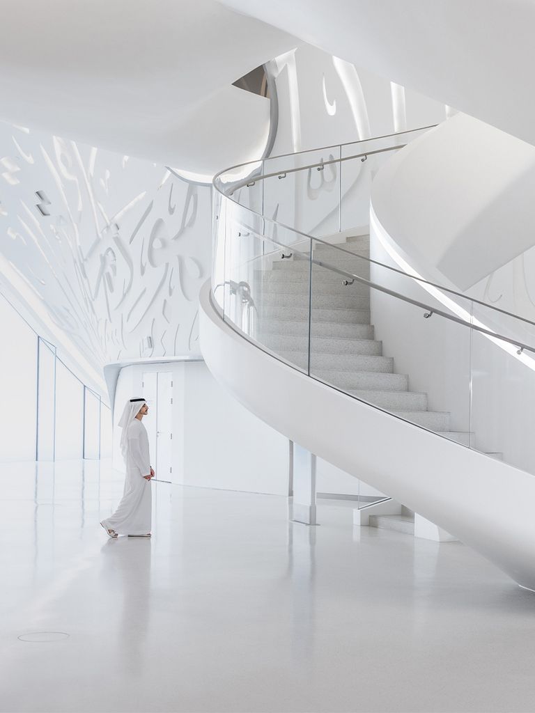 Die weiße Wendeltreppe im Foyer des Museums.