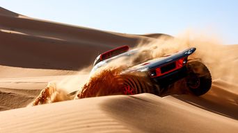 Audi RS Q e-tron fährt über eine Sanddüne